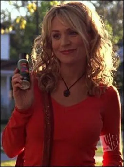 Que fait Deb au Karen's Café dans l'épisode 2 ?