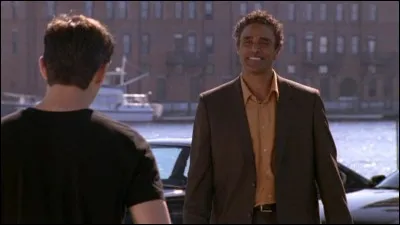 Qui est l'homme qui s'intéresse soudainement au sort des Ravens et par conséquent à celui de Nathan ?