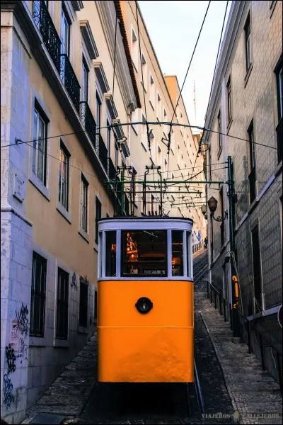 Je vous emmène à l'endroit dans la photo ci-contre. Dans quelle ville nous trouvons-nous ?