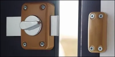 Avec quoi bloque-t-on une porte ?