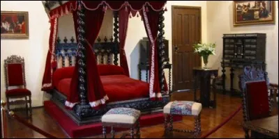 Dans les châteaux, il y avait souvent des lits à :