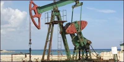 Comment appelle-t-on un échafaudage métalique monté au-dessus d'un puits de pétrole ?