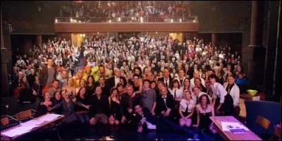 Des personnes qui hurlent en chur, elles le font :