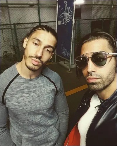 Quel est le lien de parenté entre ces deux jeunes hommes ?