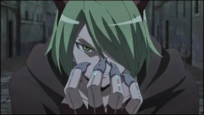 Qui lui casse deux doigts dans le tome 1 ?