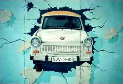 Le 9 novembre 1989, nous assistons à la chute du mur de Berlin. Le graffiti illustre la voiture, symbole de la République Démocratique Allemande, traversant le mur. Comment s'appelle cette voiture ?