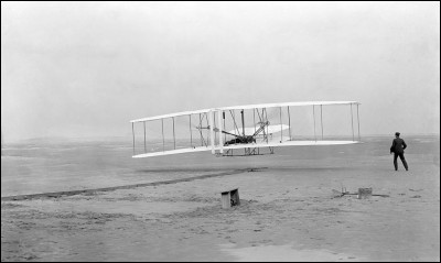 Le 17 décembre 1903 avait lieu le premier vol motorisé contrôlé à bord de l'avion « Le Flyer ». Qui était à l'origine de cet exploit ?