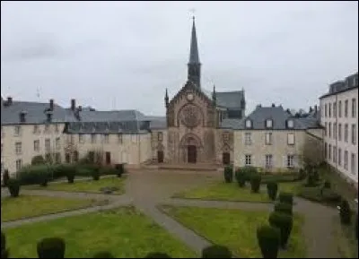 Vous avez sur cette image le couvent des surs de la Divine Providence, située à Saint-Jean-de-Bassel. Village de l'ancienne région Lorraine, il se situe dans le département ...