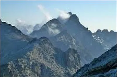 Culminant à 2 706 mètres d'altitude, le Monte Cinto est le plus haut sommet ...