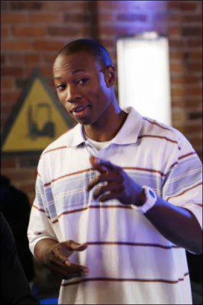 Avec quelle main Quentin joue-t-il bien que l'autre soit dans le plâtre ?