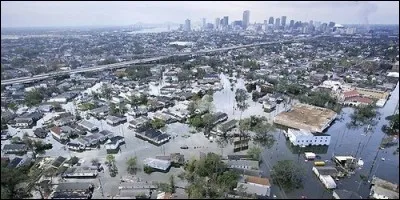 Le cyclone Katrina qui a détruit une grande partie de la Nouvelle-Orléans a eu lieu :