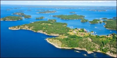 Que pays européen est surnommé "Le pays des mille lacs" ?