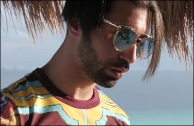 Cette image est tirée du clip :