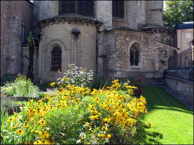 Des jardins simples et recréés selon la tradition médiévale. Dans quelle très ancienne ville sise au creux d'un méandre du Lot se trouve ce charmant jardin que l'on visite derrière la cathédrale Saint-Étienne ?