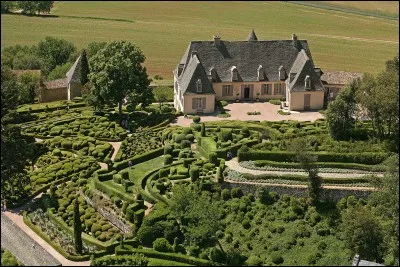 En Dordogne, il y a aussi des jardins suspendus. Celui-ci est uniquement composé d'arbustes, dont plusieurs centaines de buis.