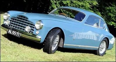 Qui fabriquait cette auto de 1951 ?