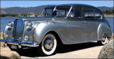 Qui fabriquait cette auto de 1952 ?