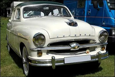 Qui fabriquait cette auto de 1954 ?