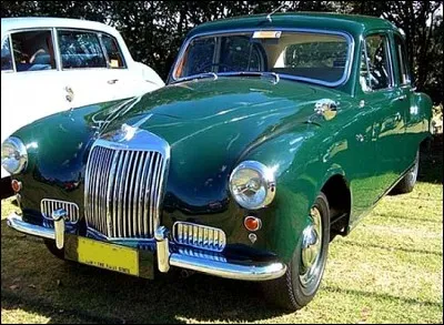 Qui fabriquait cette auto de 1955 ?