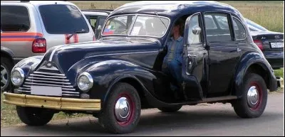 Qui fabriquait cette auto en 1949 ?