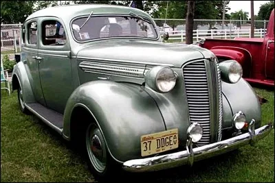 Qui fabriquait cette auto en 1943 ?