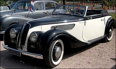 Qui fabriquait cette auto en 1945 ?