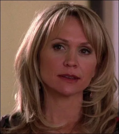 Quel alcool Deborah éclate-t-elle sur la tête de Carrie pour défendre Dan, Haley et Jamie ?