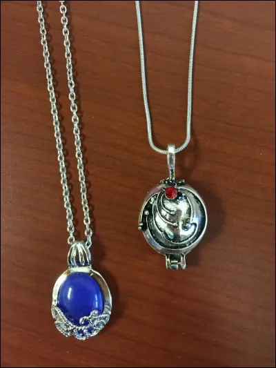 Lequel de ces deux colliers est celui d'Elena ?