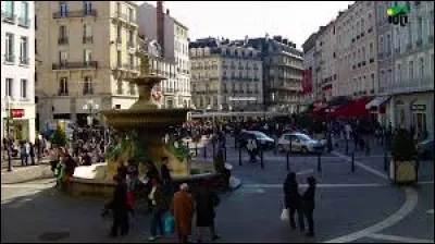 Combien y a-t-il environ d'habitants ?