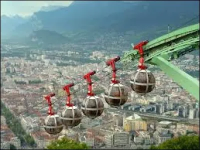Comment sont appelées les cabines du téléphérique de Grenoble Bastille ?