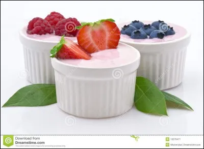 C'est la fin du déjeuner. Tu n'as pas encore terminé. Ta mère dit : "Il y a des yaourts à la fraise et aux myrtilles faits maison !". Mais, tu es obligé de terminer ton plat avant de manger ce dessert que tu es déjà prêt à savourer. Que fais-tu ?