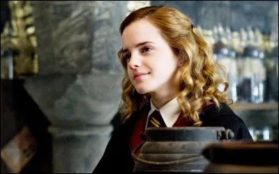 Comment Hermione est-elle décrite par J.K Rowling ?