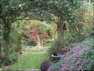 Dans le roman de Frances Hodgson Burnett, comment le jardin était-il ?