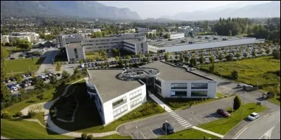 Quel grand technopole est situé dans l'agglomération de Grenoble?