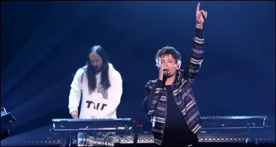 Comment s'appelle le premier single de son album solo ?