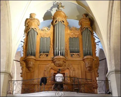 Nous terminerons cette promenade qui j'espère vous a été agréable à Roquemaure dans le département du Gard à la collégiale saint-Jean-Baptiste où nous verrons les reliques d'un saint fêté en février,quel est-il ?