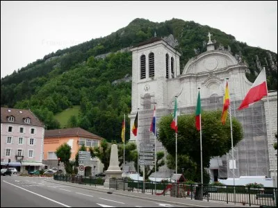 Allons ensuite à Saint-Claude dans le Jura,la capitale de la pipe,surtout n'oubliez pas vos clefs pour visiter sa superbe cathédrale,quel est son nom ?