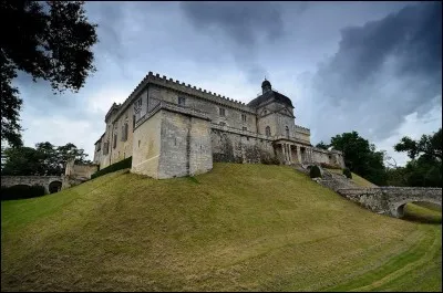 Dans quel département de l'ex région Poitou-Charentes aurez-vous le plaisir de découvrir le superbe château de Vayres près des eaux du Clain ?