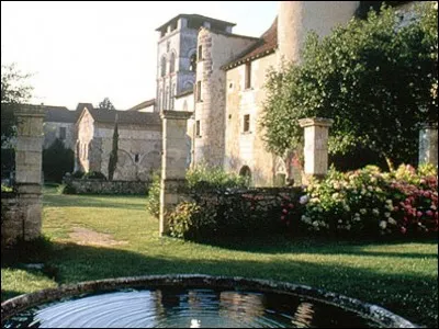 Sans fléchir,il est grand temps de porter nos pas vers une célèbre abbaye de Dordogne où nous pourrons admirer 64 stalles en bois de noyer,quelle est cette abbaye ?