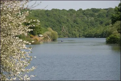 Allons en Vendée,au lac de Mervent-Vouvant où nous aurons peut être la chance voir un être fantastique qui a hanté ces lieux,quel est ce personnage ?