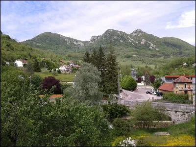 Quel mont rappelant phonétiquement un jouet enfantin domine Salins-les-Bains dans le Jura ?
