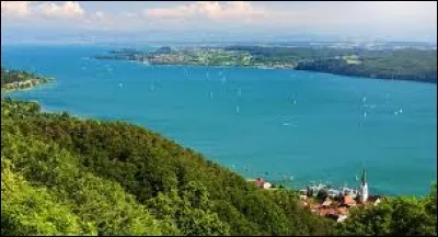 Quel lac sert de frontière entre la Suisse et l'Allemagne ?