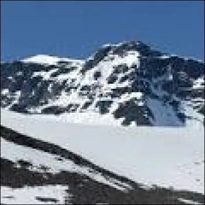 Le plus haut sommet s'élève à 2 106 m, quel est son nom ?