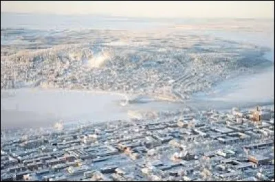 Laquelle de ces villes suédoises est située au bord d'un lac ?