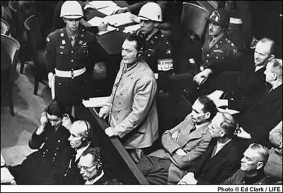 Le procès de Nuremberg définit pour la première fois la notion de :