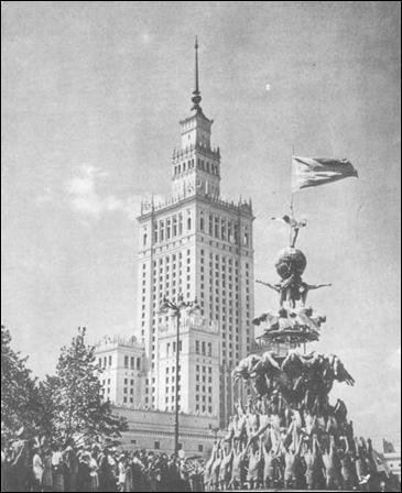 Quelle est la principale modification territoriale de la Pologne suite à la conférence de Potsdam (photo : le palais des Arts et de la Culture de Varsovie, construit en 1955 sur le modèle d'architecture monumentale soviétique) ?