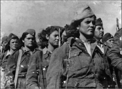 Quel pays européen connaît, par une grande guerre civile de 1946 à 1949, l'un des premiers affrontements communistes/anticommunistes (photo : soldats féminins de "l'Armée démocratique de (nom du pays)" ?