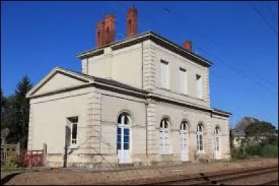 Nous terminons notre balade dans les Pays-de-la-Loire, devant la gare de Saint-Martin-de-la-Place. Nous nous situons dans le département ...