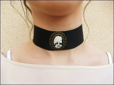 Quel animal est représenté sur le collier d'Oka ?