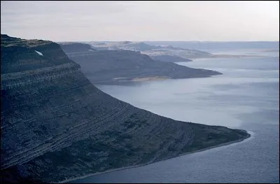 Dans le bouclier canadien se trouve une des plus grandes baies du monde, quel est son nom ?
